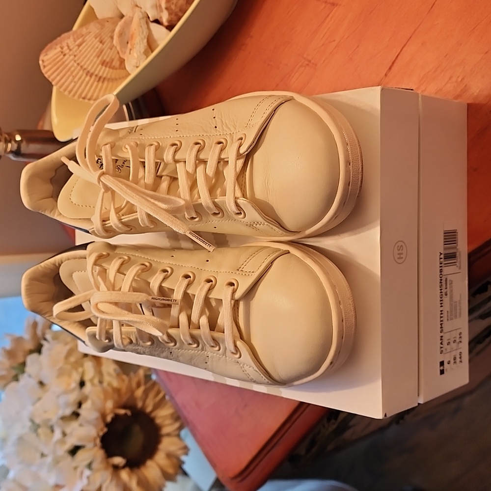 Stan Smith highsnobity cream and navy sneakers